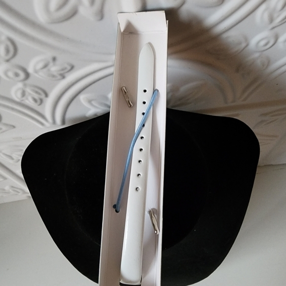 VINTAGE Avon- Diamond Accent Watch With Mother of Pearl Dial in White - Picture 4 of 4